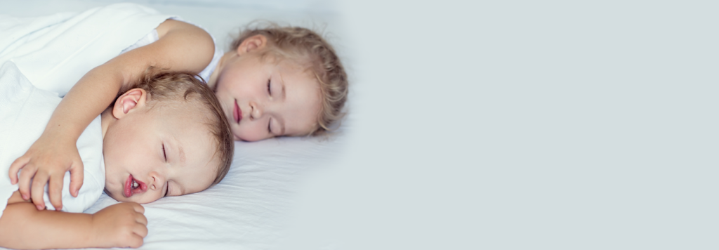 enfant et bébé dorment calmement