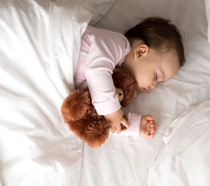 enfant dort bien grâce à un accompagnement en sommeil